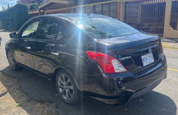2015 Nissan Sentra - Image 4