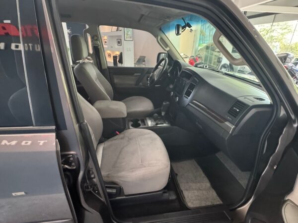 2013 Mitsubishi Montero - Image 4