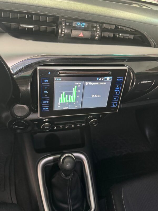2017 Toyota Hilux 4x4 Manual - Image 5