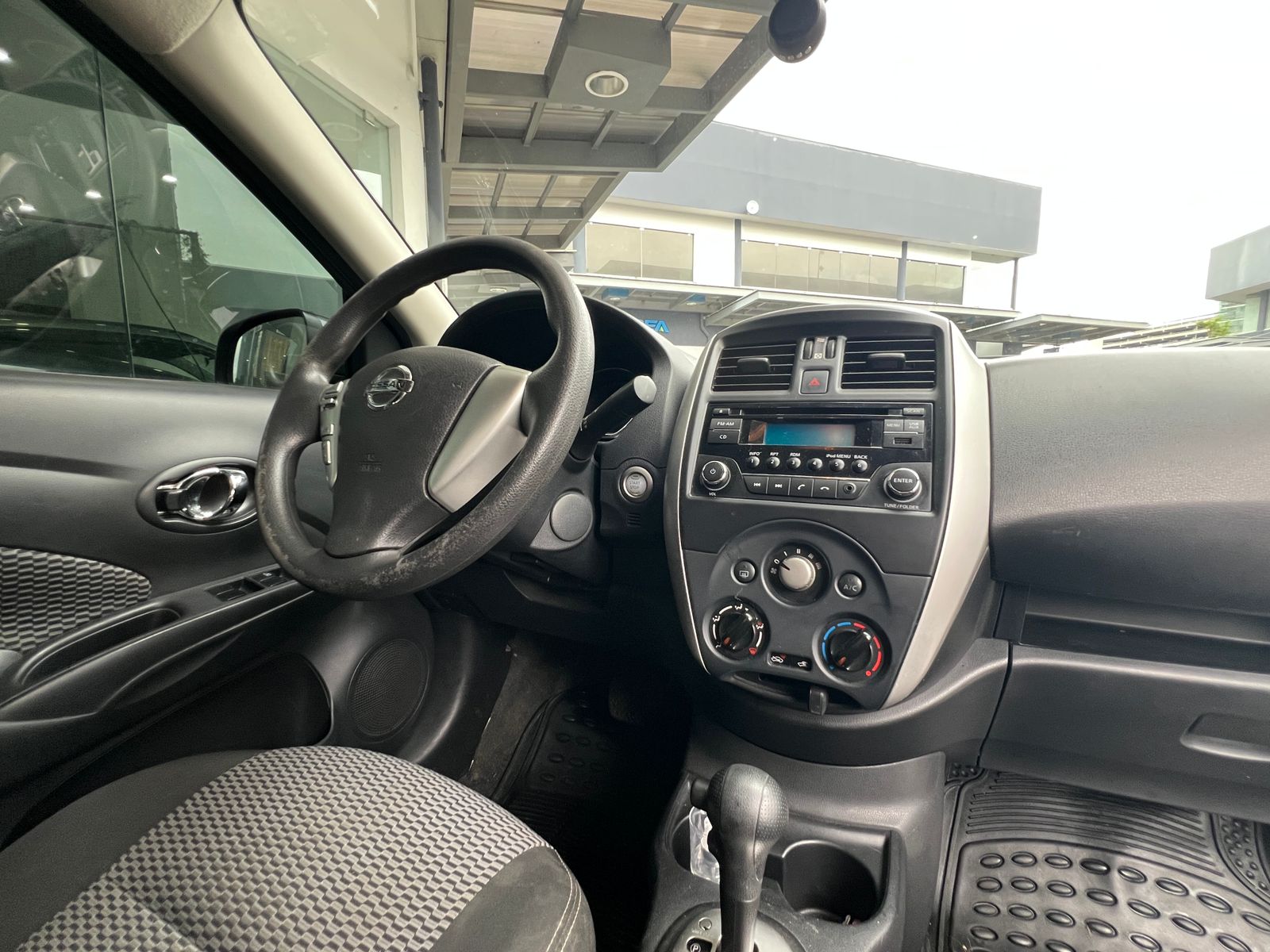 2017 Nissan Versa - Imagen 5